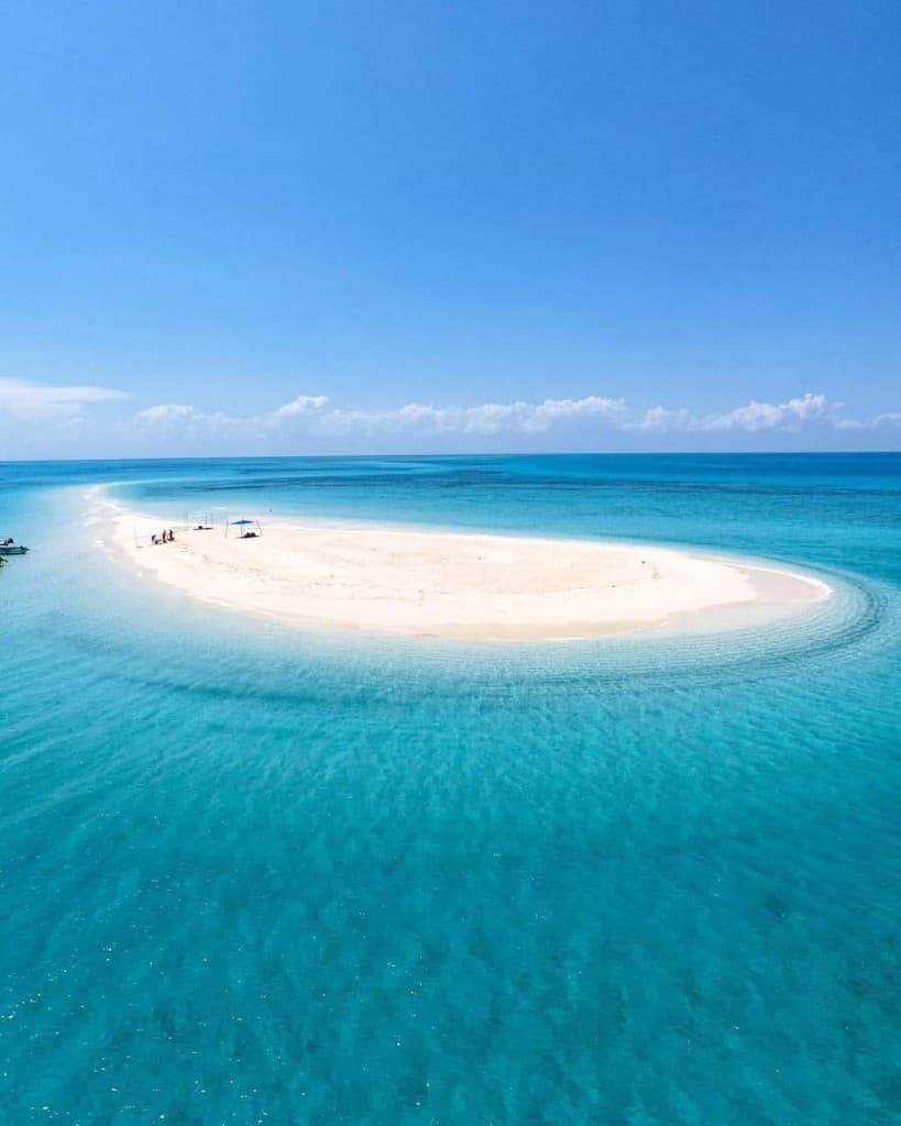 Sandbank isolata nelle acque turchesi di Zanzibar